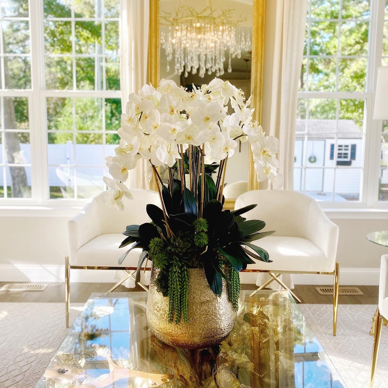 Premium Delaney-Vase in Gold mit mehreren Phalaenopsis-Orchideenstängeln und Sukkulenten