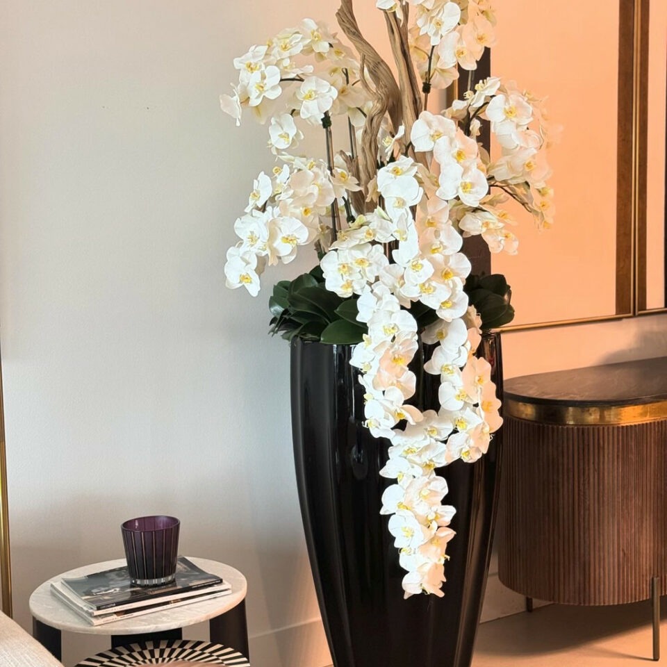 Premium San Jose Vase in glänzendem Schwarz mit hängenden gelben Orchideen