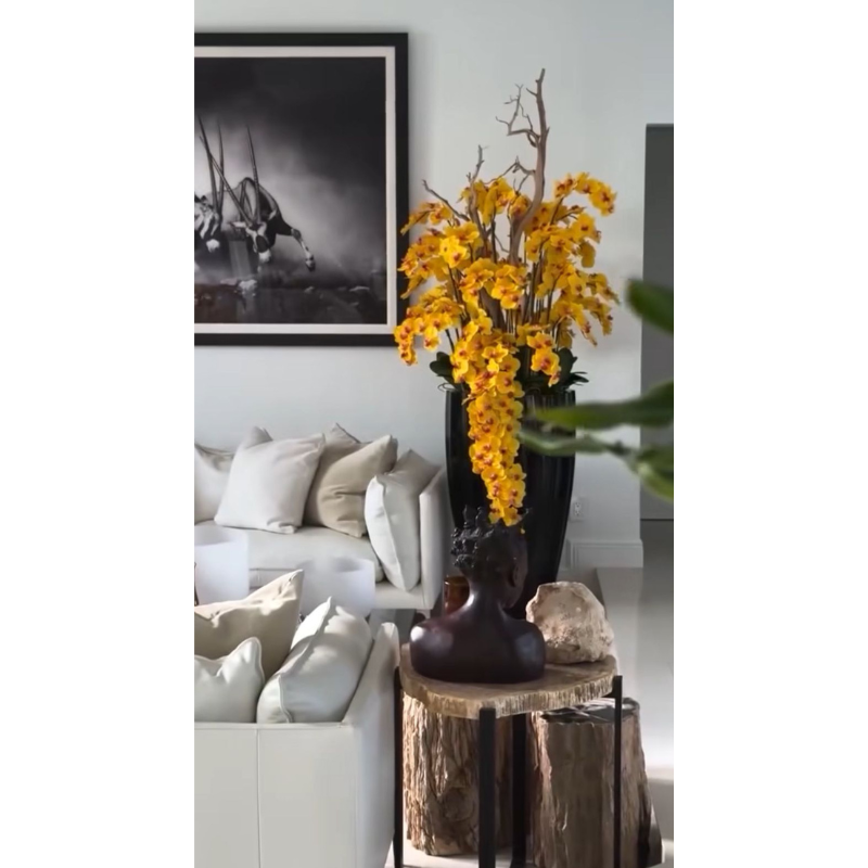 Premium San Jose Vase in sandigem Beige mit weißen Orchideen im Wasserfall-Design