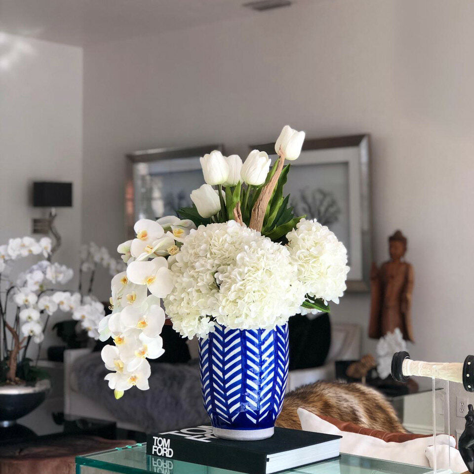 Premium Gestreifte Inka-Vase mit gemischtem Blumenstrauß