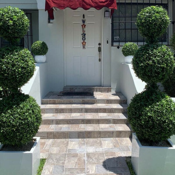 Premium Dreifachkugel-Topiary mit mittelgroßem Fiberglas-Topf
