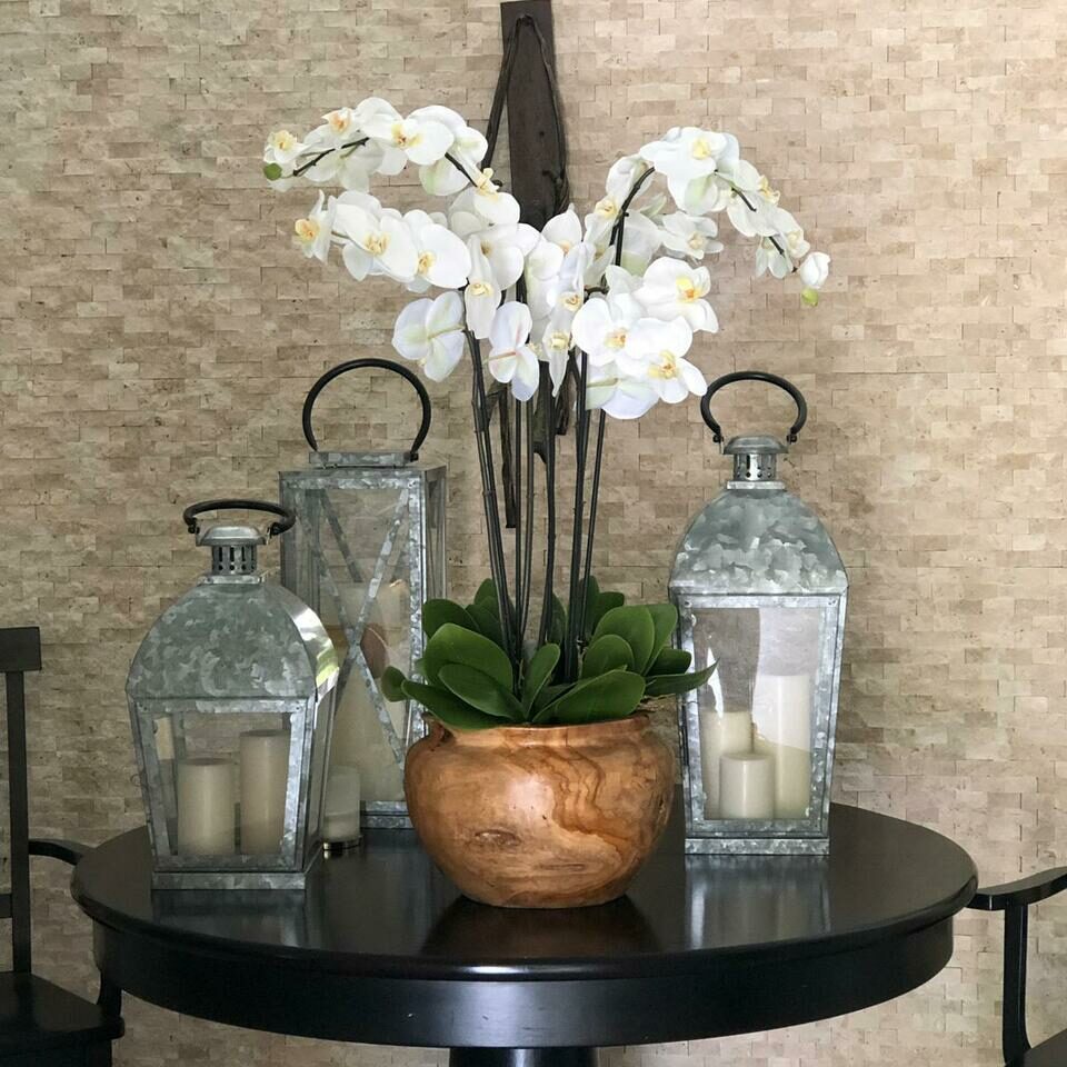 Premium Große Schale aus Teakholz mit weißen Orchideen
