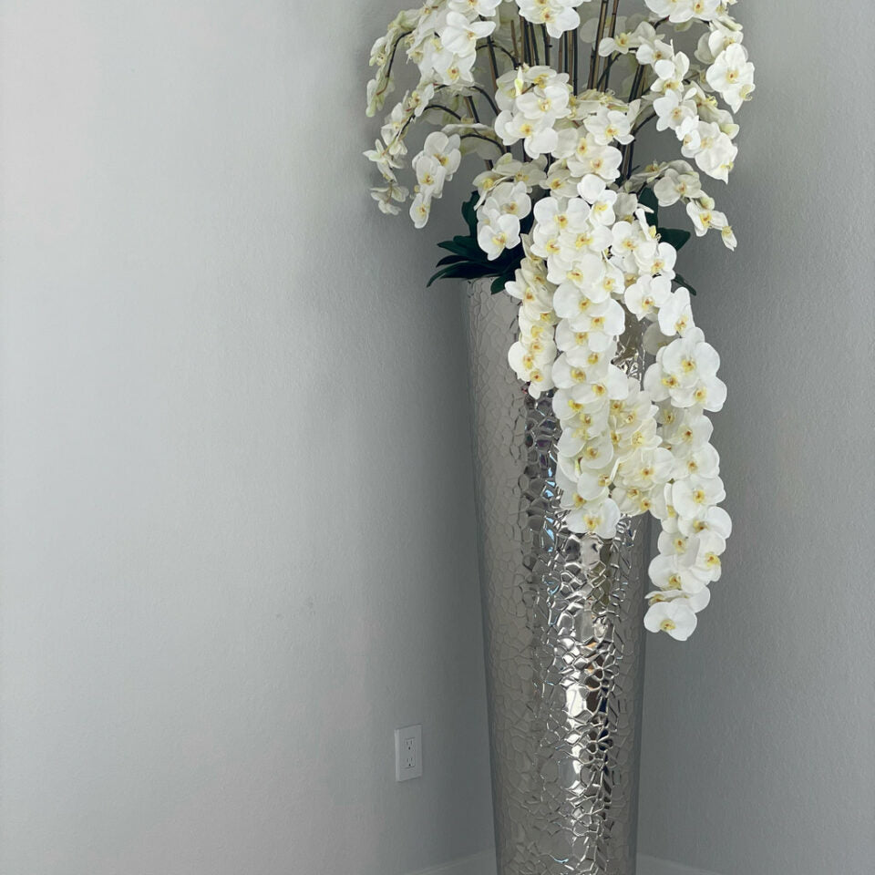 Premium Kaskadierende Phalaenopsis-Orchideen in extra hoher, gehämmertem Vase