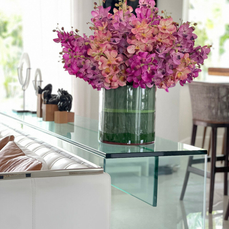 Premium Gemischte Mokara-Orchideen in großem Rota-Zylinder