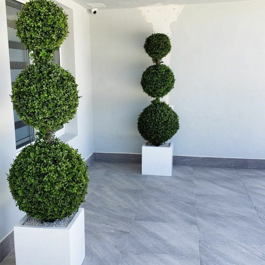Premium Dreifachkugel-Topiary mit mittelgroßem Fiberglas-Topf