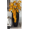 Premium San Jose Vase in sandigem Beige mit weißen Orchideen im Wasserfall-Design