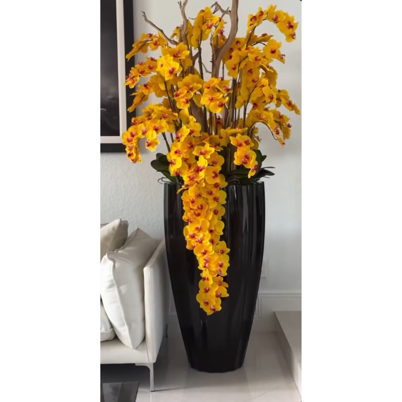 Premium San Jose Vase in sandigem Beige mit weißen Orchideen im Wasserfall-Design