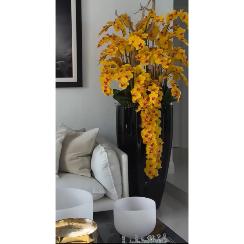 Premium San Jose Vase in sandigem Beige mit weißen Orchideen im Wasserfall-Design