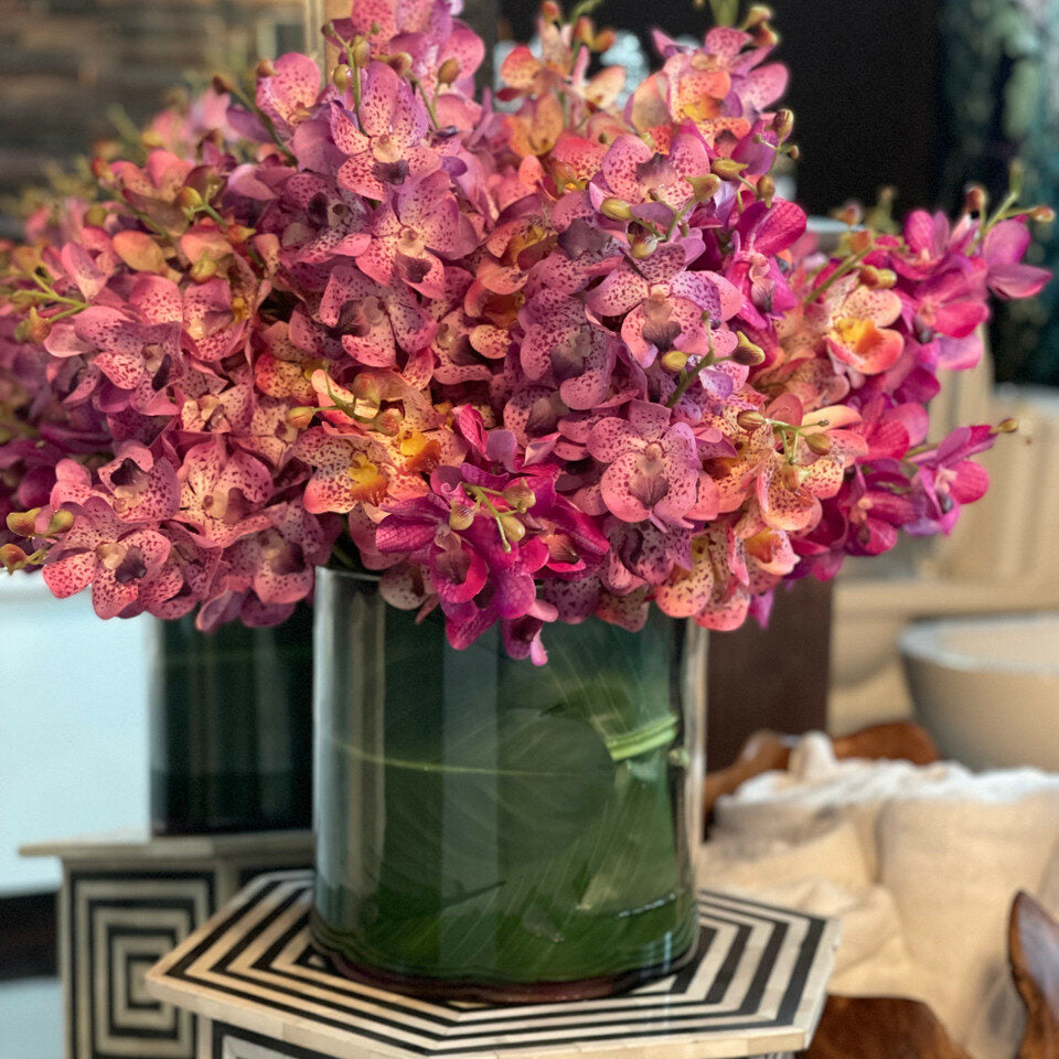 Premium Gemischte Mokara-Orchideen in großem Rota-Zylinder