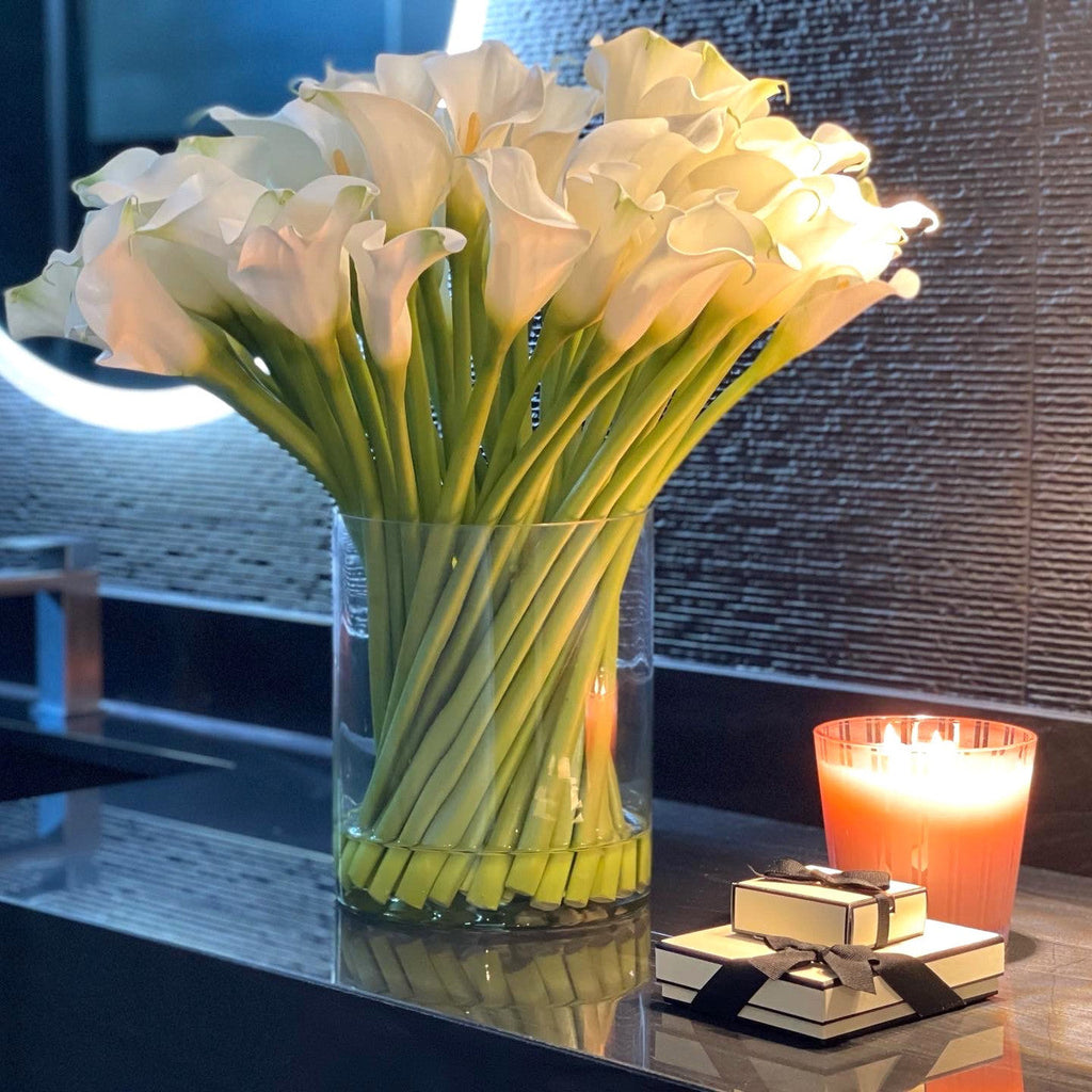 Premium Calla-Lilien im Glaszylinder