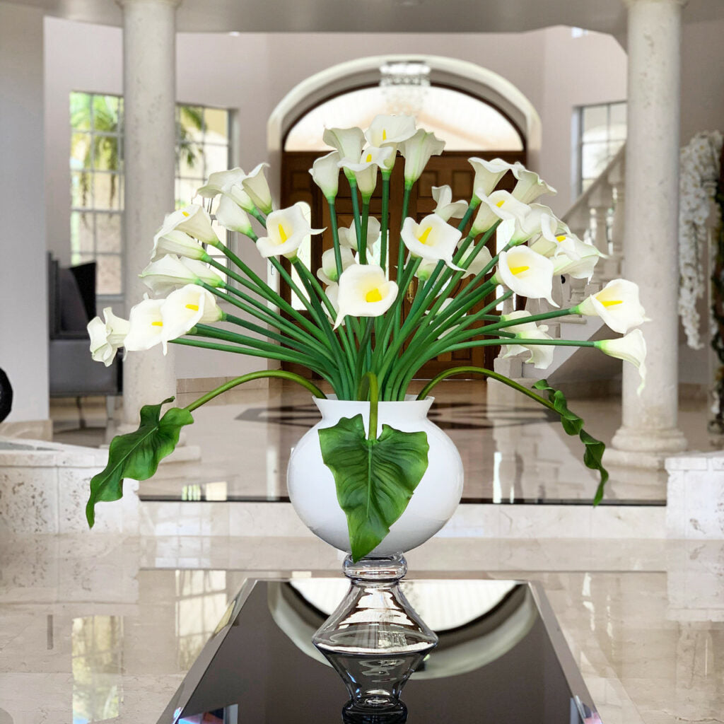 Premium Elegante Vase mit mehreren weißen Calla-Lilien