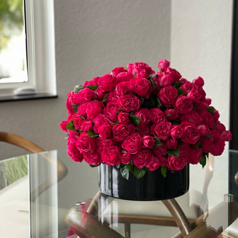 Premium Dunkelrosa englische Rosen in schwarzer Glasvase