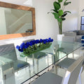 Premium Moderne Glasvase mit blauen Tulpen