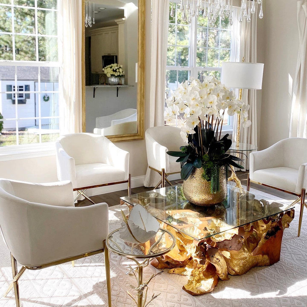 Premium Delaney-Vase in Gold mit mehreren Phalaenopsis-Orchideenstängeln und Sukkulenten