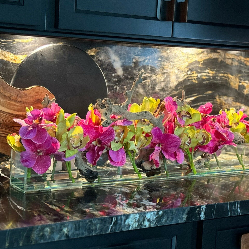 Premium Moderne Hausvase aus Glas mit rosa Vanda-Orchideen und grünen Cymbidien