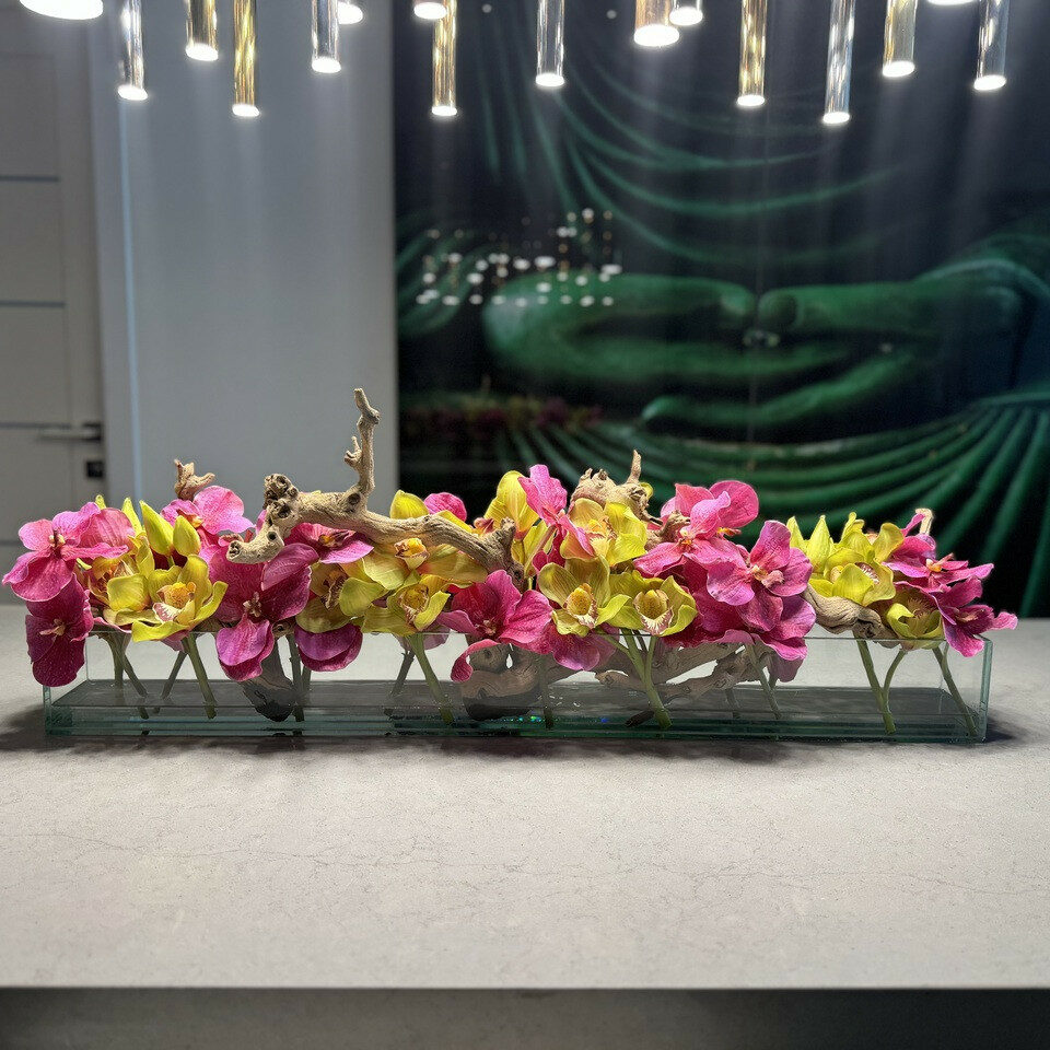 Premium Moderne Hausvase aus Glas mit rosa Vanda-Orchideen und grünen Cymbidien