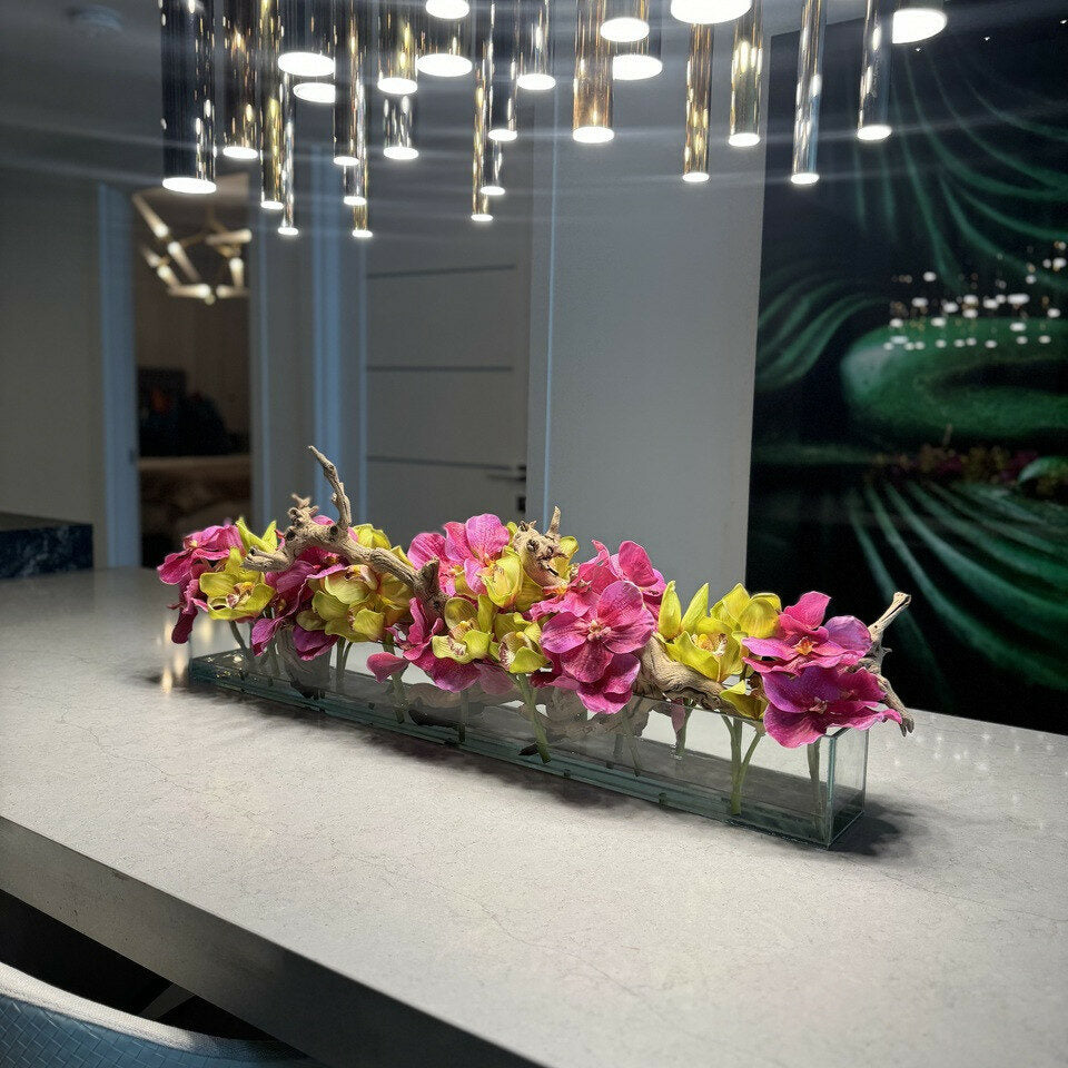 Premium Moderne Hausvase aus Glas mit rosa Vanda-Orchideen und grünen Cymbidien
