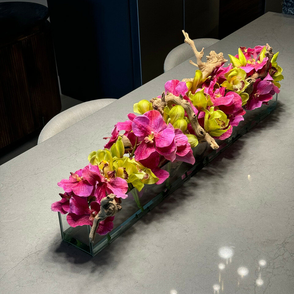 Premium Moderne Hausvase aus Glas mit rosa Vanda-Orchideen und grünen Cymbidien