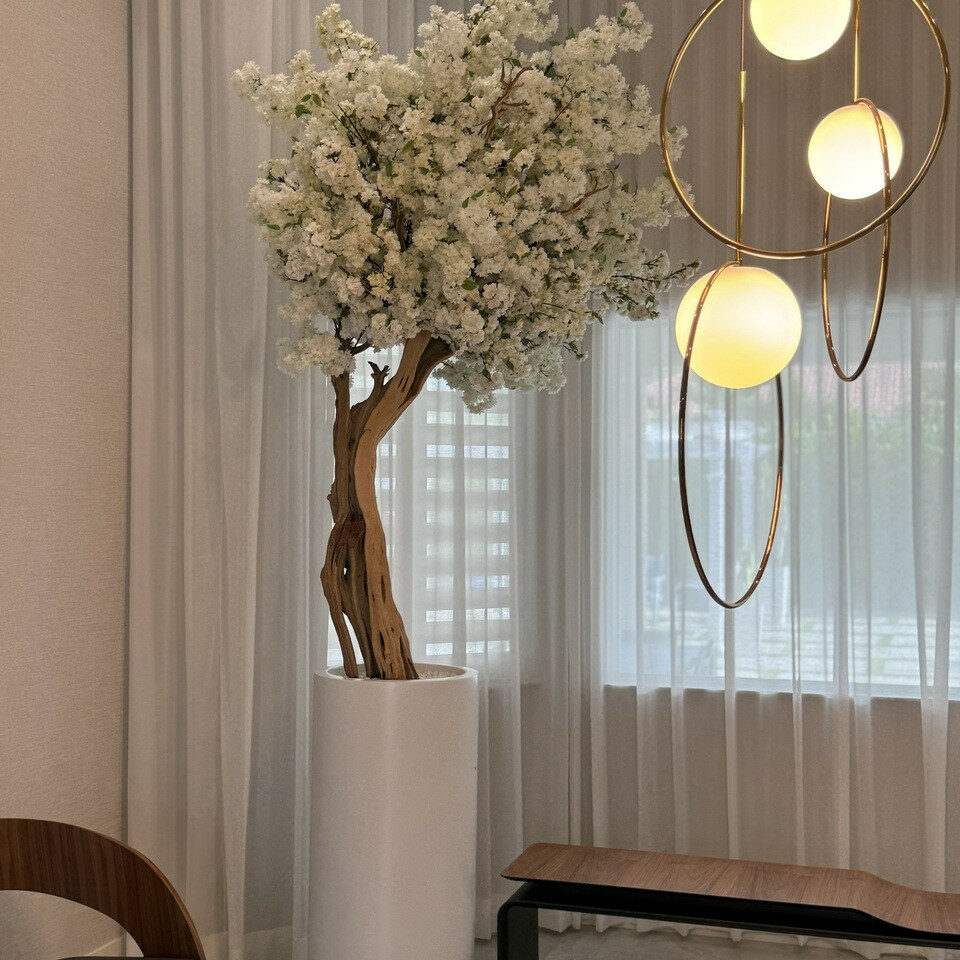 Premium Mattbeige St. Tropez Vase mit weißem Kirschblütenbaum