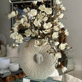 Premium Große Ewigkeitsvase mit Magnolien und Treibholz