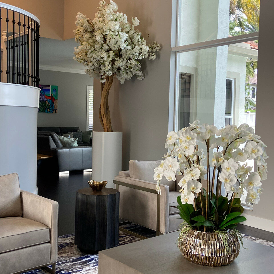 Premium Mattbeige St. Tropez Vase mit weißem Kirschblütenbaum