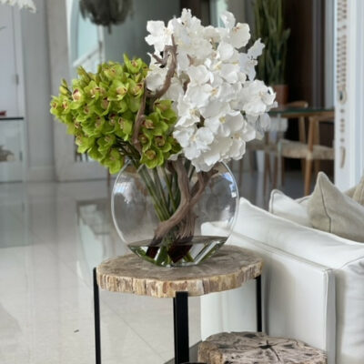 Premium Mondvase mit weißen Vanda-Orchideen und grünen Cymbidien
