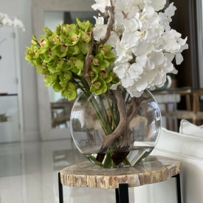 Premium Mondvase mit weißen Vanda-Orchideen und grünen Cymbidien