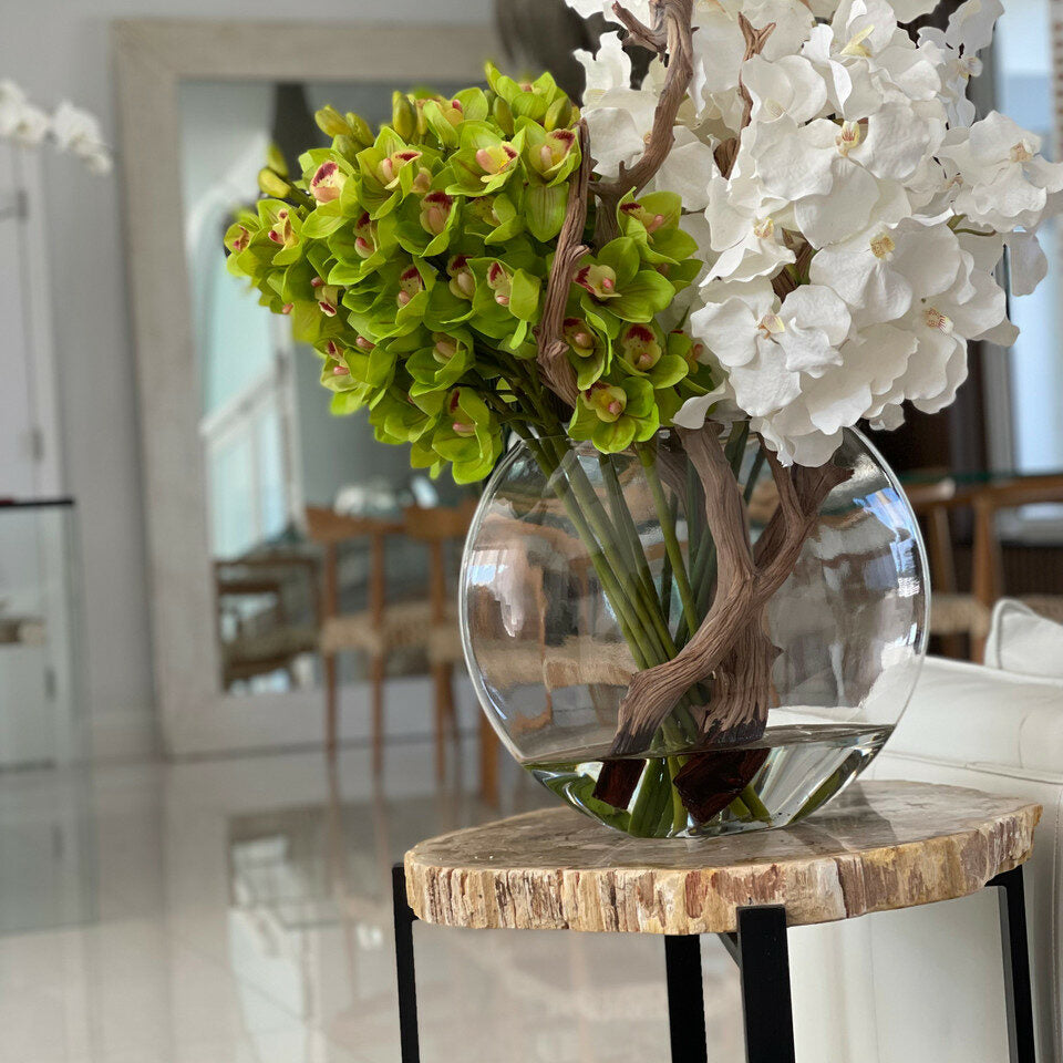 Premium Mondvase mit weißen Vanda-Orchideen und grünen Cymbidien