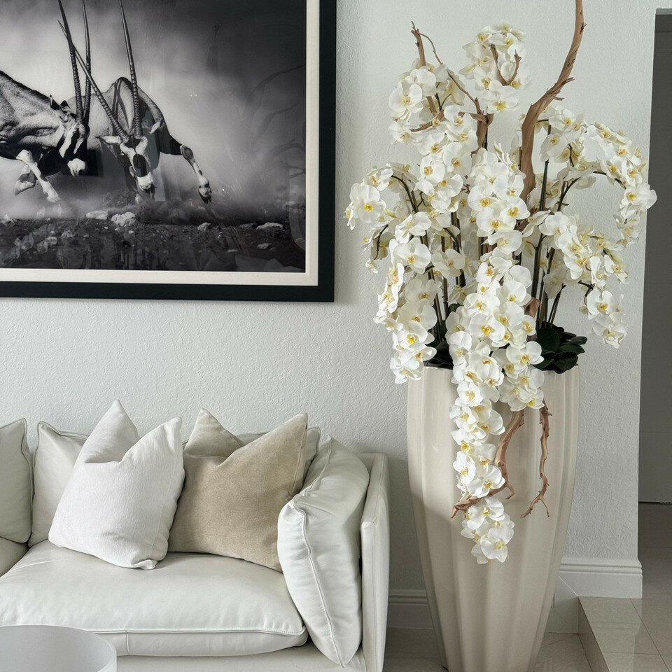 Premium San Jose Vase in sandigem Beige mit weißen Orchideen im Wasserfall-Design