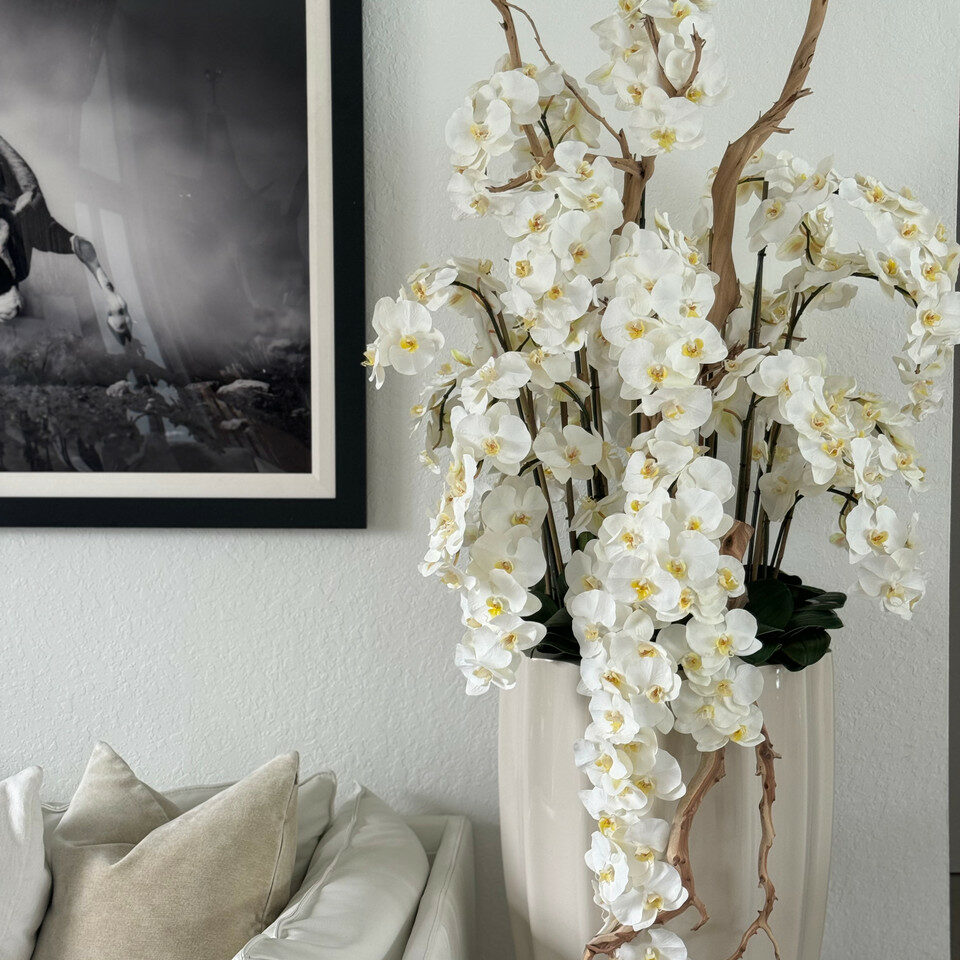 Premium San Jose Vase in sandigem Beige mit weißen Orchideen im Wasserfall-Design