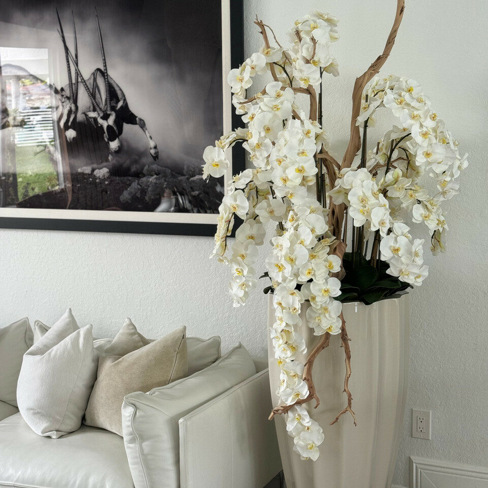 Premium San Jose Vase in sandigem Beige mit weißen Orchideen im Wasserfall-Design