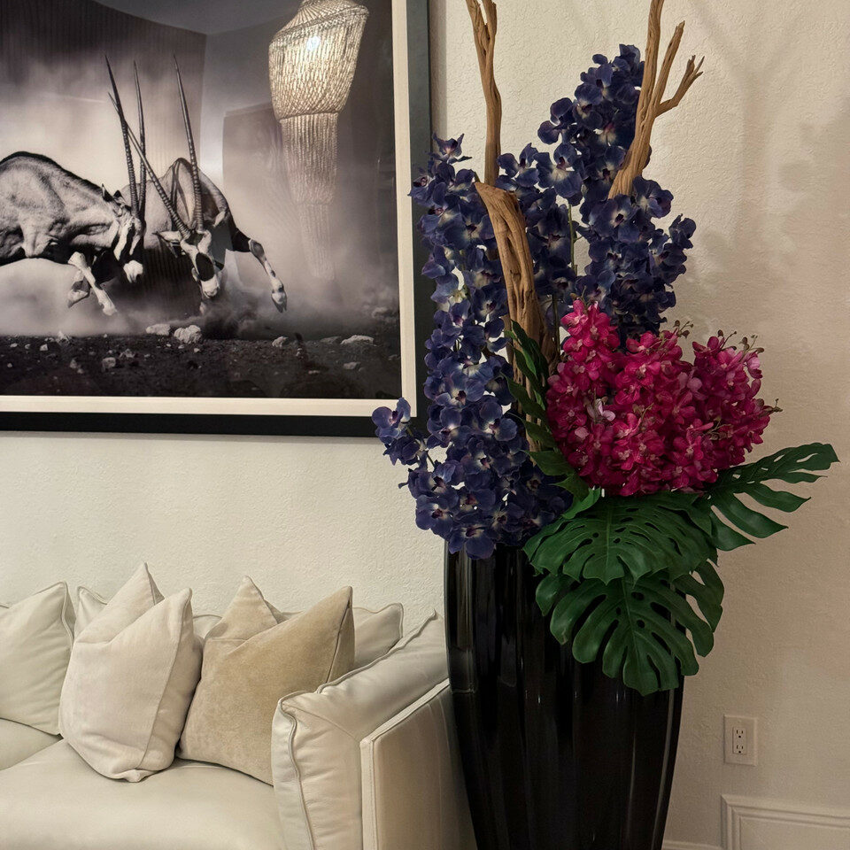 Premium San Jose Vase in glänzendem Schwarz mit Vanda-Orchideen