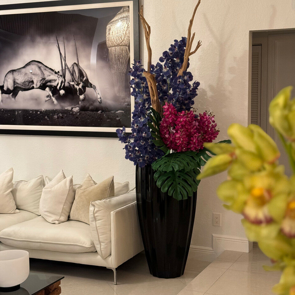 Premium San Jose Vase in glänzendem Schwarz mit Vanda-Orchideen