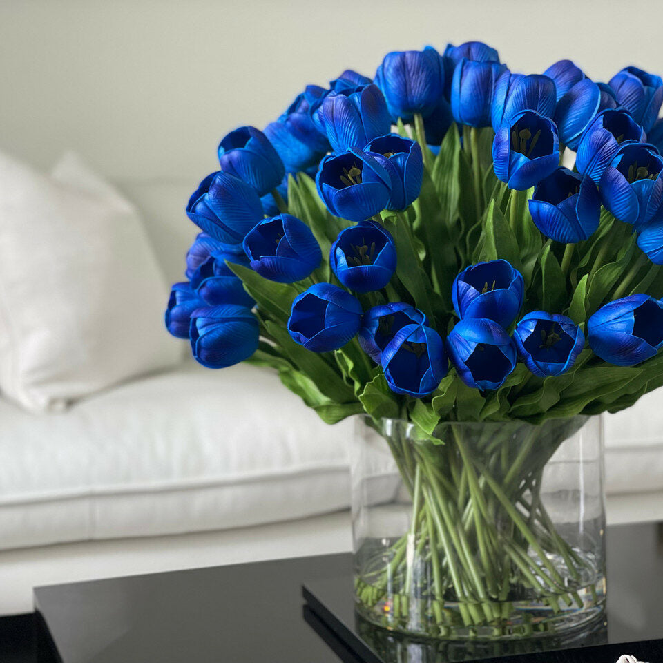 Premium Blaues Tulpenarrangement in großer Zylindervase