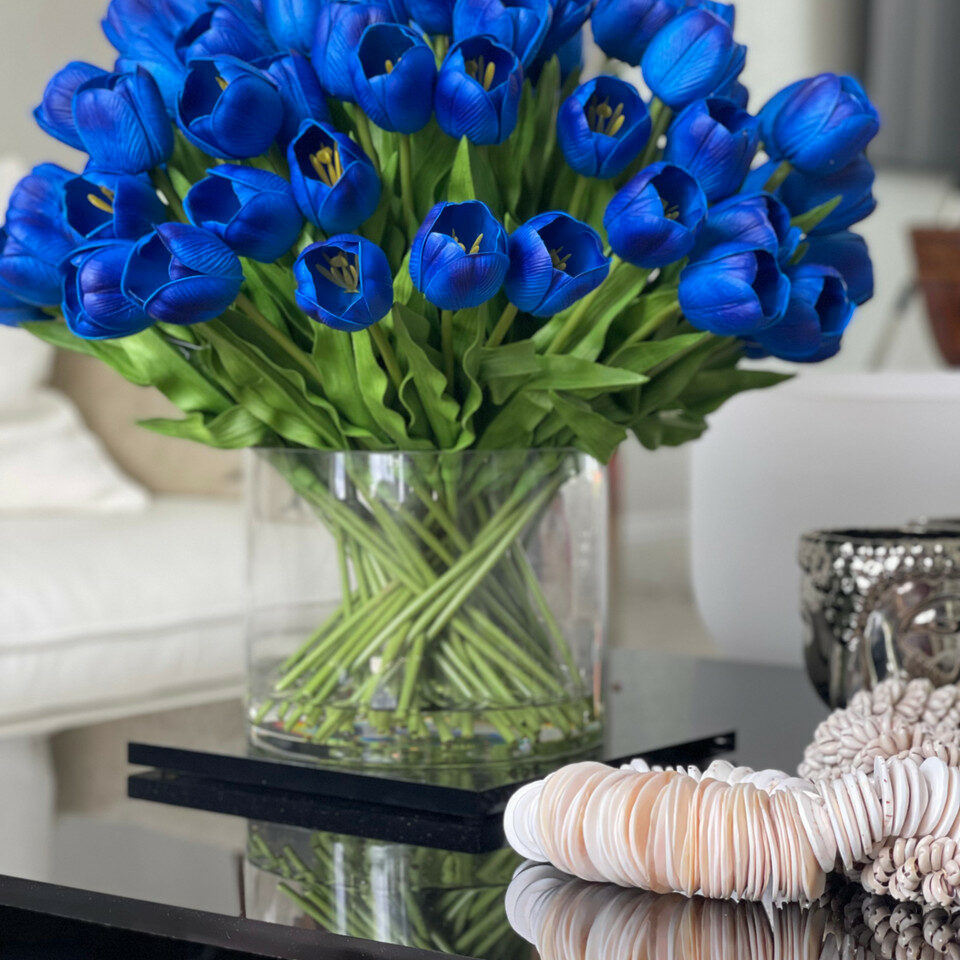 Premium Blaues Tulpenarrangement in großer Zylindervase