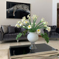 Premium Elegante Vase mit mehreren weißen Calla-Lilien