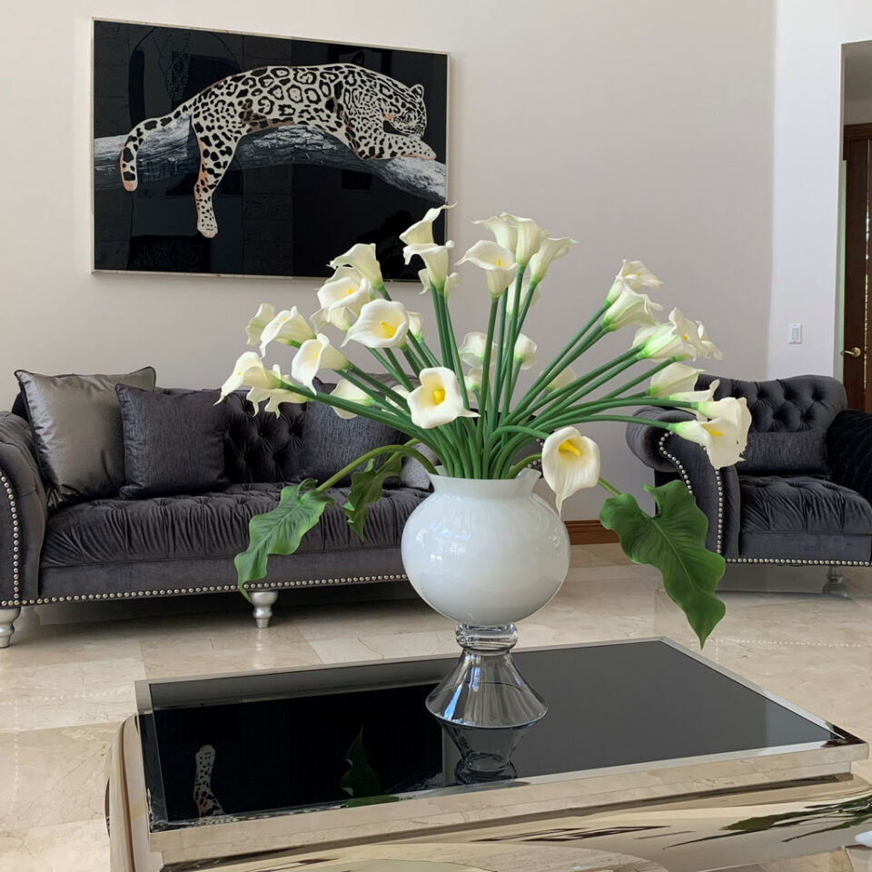 Premium Elegante Vase mit mehreren weißen Calla-Lilien