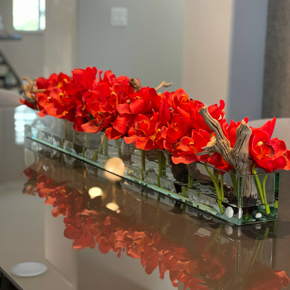 Premium Moderne Hausvase aus Glas mit roten Cymbidien