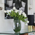 Premium Mondvase mit weißen Tulpen