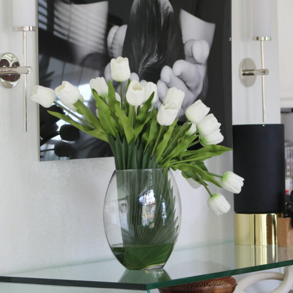 Premium Mondvase mit weißen Tulpen