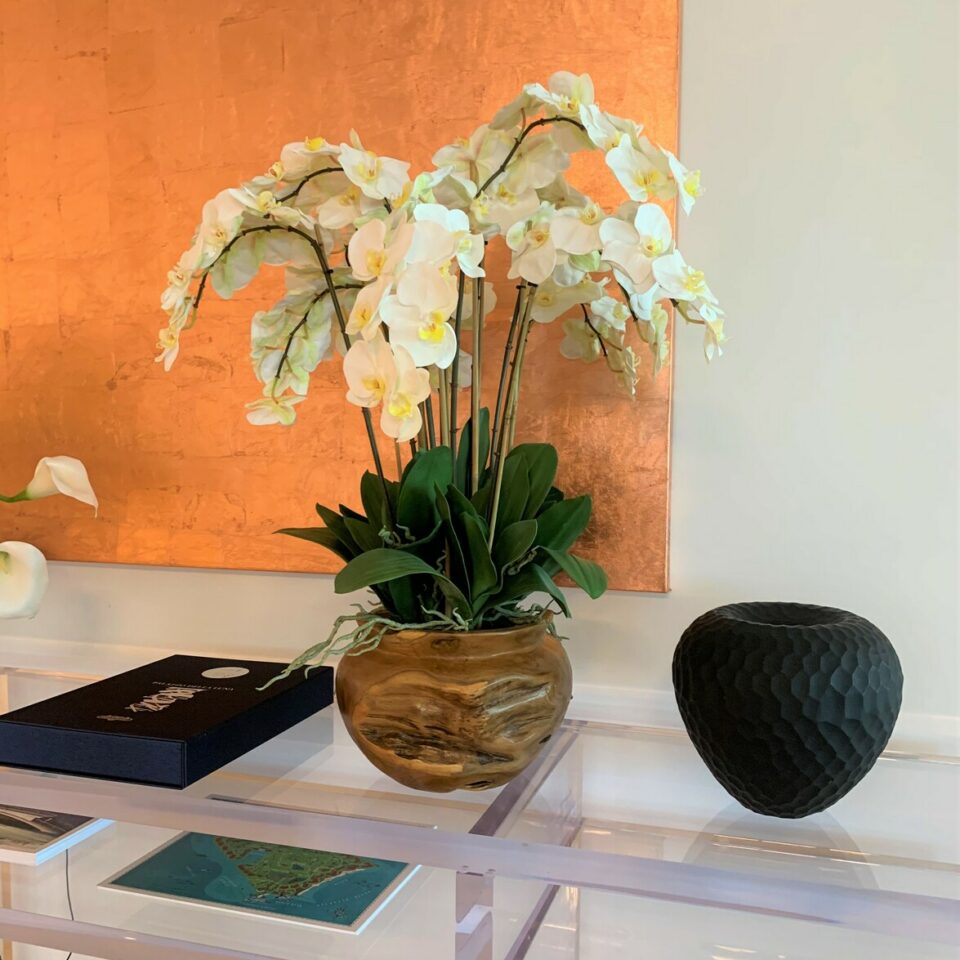 Premium Große Schale aus Teakholz mit weißen Orchideen