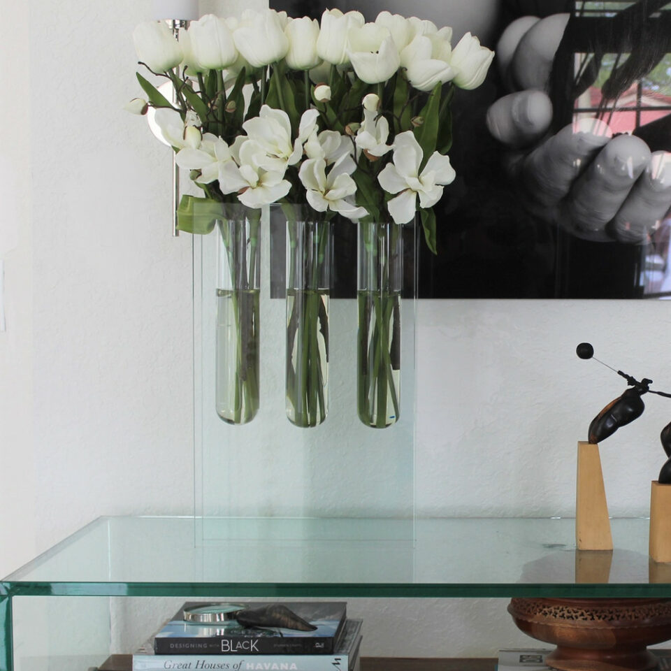 Premium Dreifache Vase mit weißen Tulpen