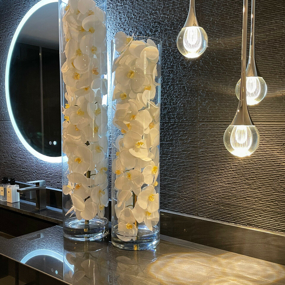 Premium Glaszylinder mit weißen Phalaenopsis-Orchideen
