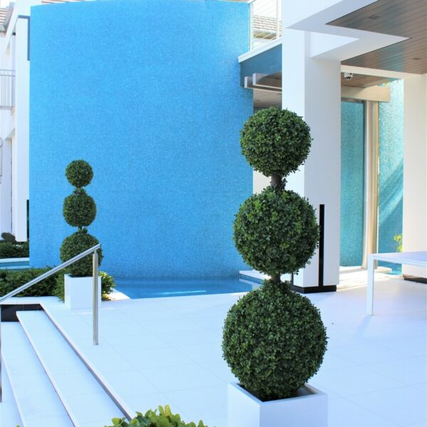 Premium Dreifachkugel-Topiary mit mittelgroßem Fiberglas-Topf
