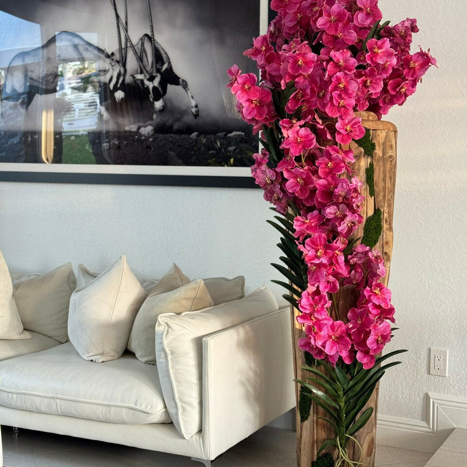 Premium Große Teakholzvase mit natürlichen Kanten und rosa Vanda-Orchideen