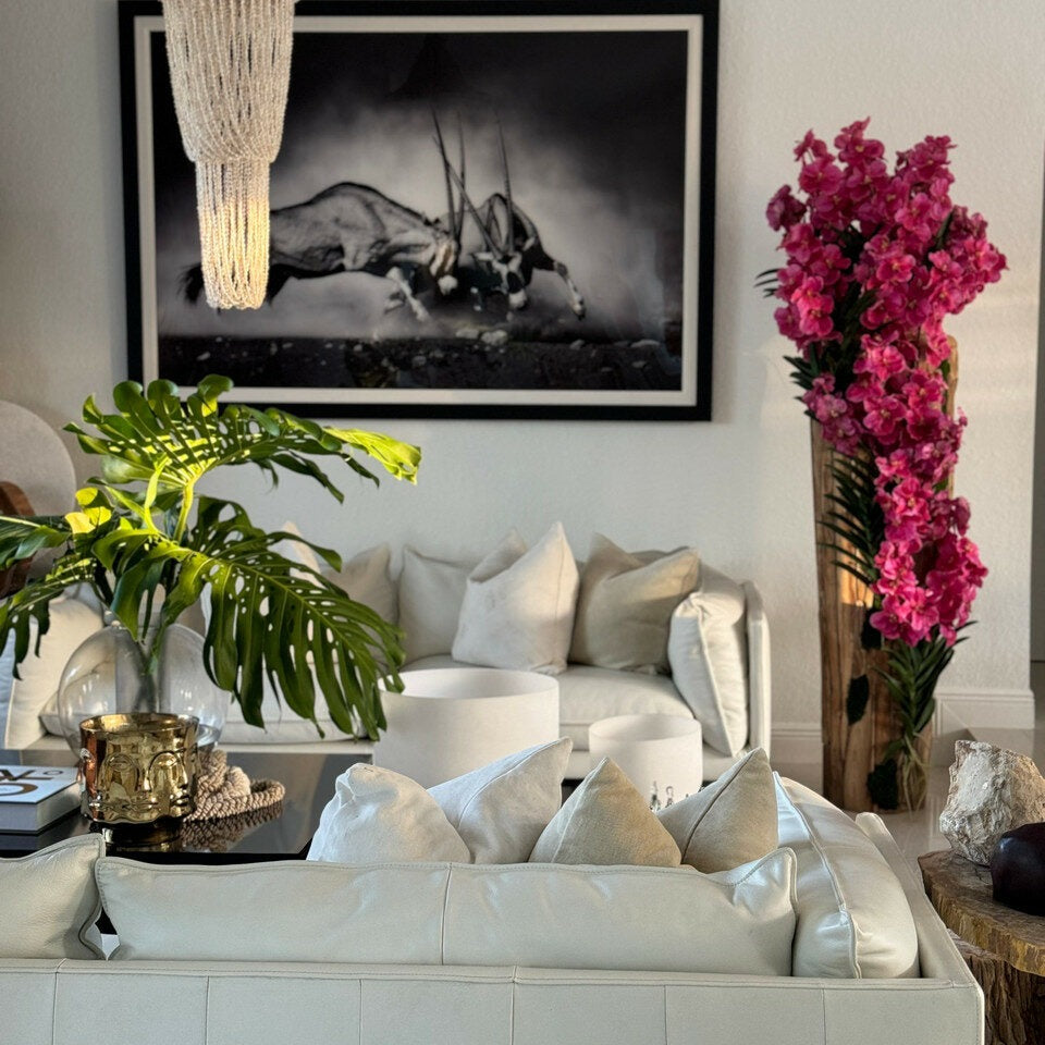 Premium Große Teakholzvase mit natürlichen Kanten und rosa Vanda-Orchideen