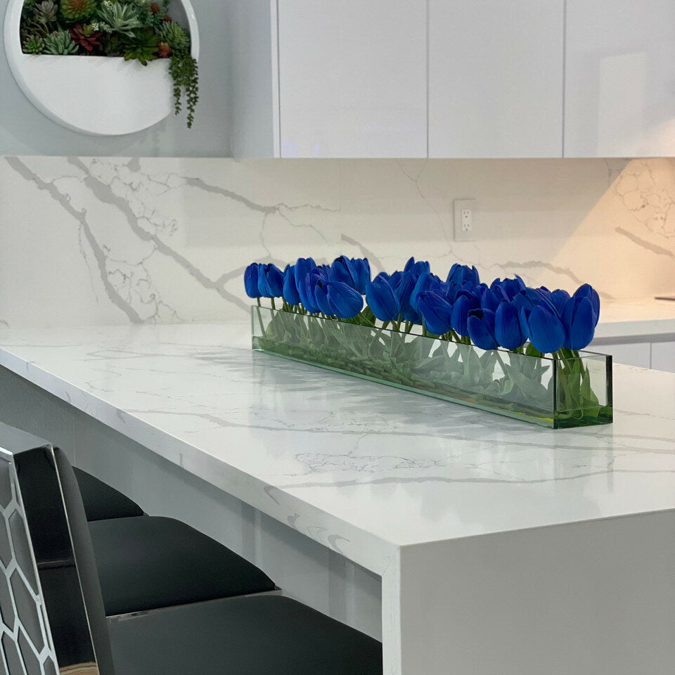 Premium Moderne Glasvase mit blauen Tulpen