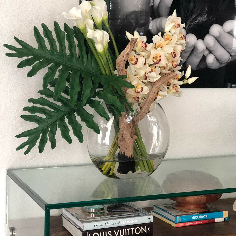 Premium Mondvase mit Cymbidium-Orchideen und Calla-Lilien