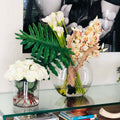 Premium Mondvase mit Cymbidium-Orchideen und Calla-Lilien
