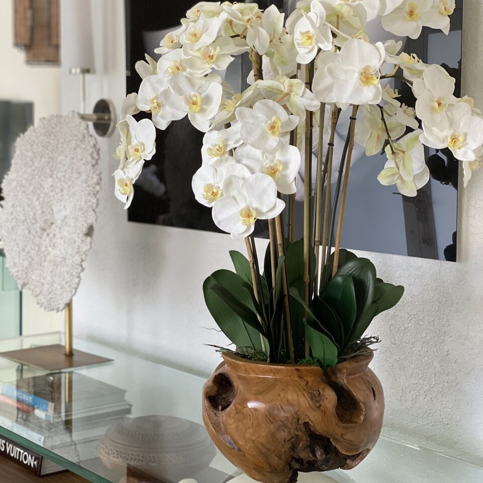 Premium Große Schale aus Teakholz mit weißen Orchideen